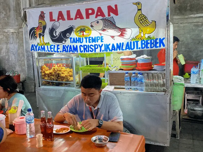 Cooked dishes in a food cart at the Sanur Night Market